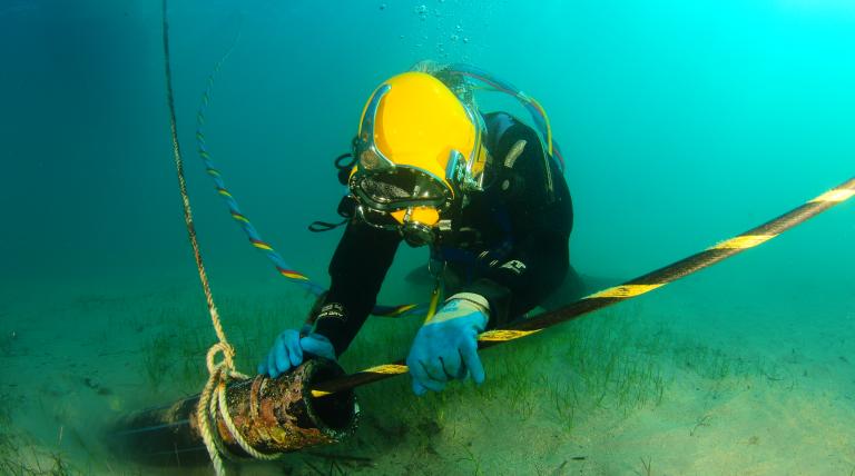 Colocación del cable en el fondo marino para su salida a tierra.