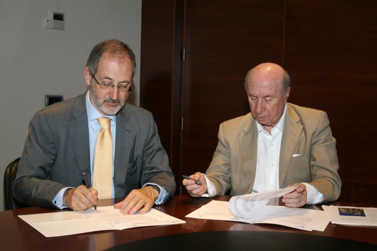 El director General de Transporte de Red Eléctrica, Carlos Collantes, y el Presidente de la Fundación Santa María La Real, José María Pérez 'Peridis', durante la firma del convenio