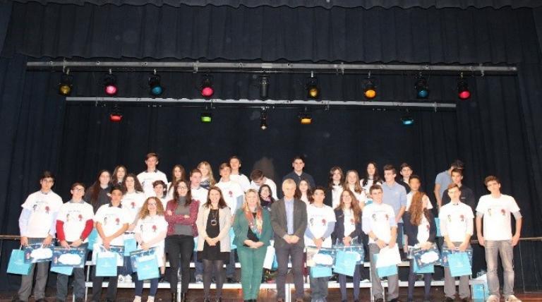 El alcalde y la concejala de Educación de l´Eliana, y la delegada regional este de Red Eléctrica entregan los premios a los campeones de la Olimpiada entreREDes de l´Eliana.