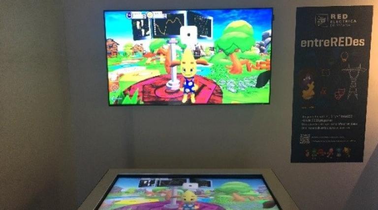 El juego entreREDes también está presente en Una autopista detrás del enchufe, la exposición itinerante de Red Eléctrica que explica las propiedades de la electricidad como fenómeno físico; el proceso del suministro eléctrico, y el papel de la red de transporte. La exposición estuvo en Palma en 2016 y, actualmente, se encuentra en Valencia donde permanecerá hasta finales de año.