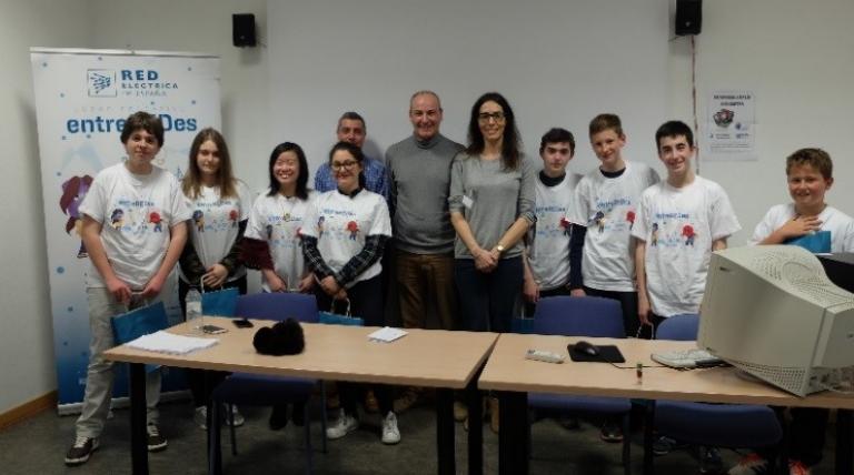 Red Eléctrica’s Regional Delegate for the Ebro area presented the prizes to the winners of the entreREDes competition held at the University of Zaragoza.