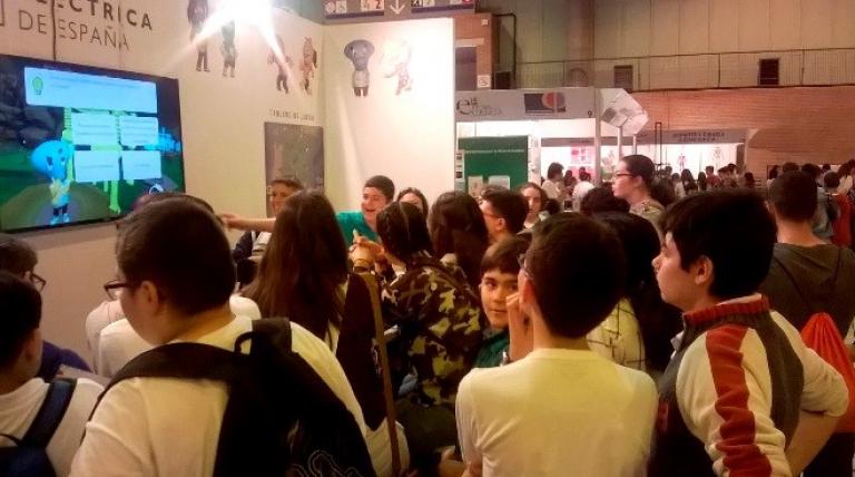 Un grupo de escolares juegan a entreREDes en la 14ª Feria de la Ciencia de Sevilla.