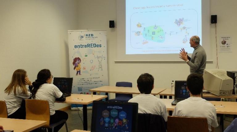Sesión divulgativa del juego entreREDes en Zaragoza, dentro del programa educativo organizado por la Universidad de Zaragoza dirigido a estudiantes con elevado rendimiento escolar. (Marzo 2017)