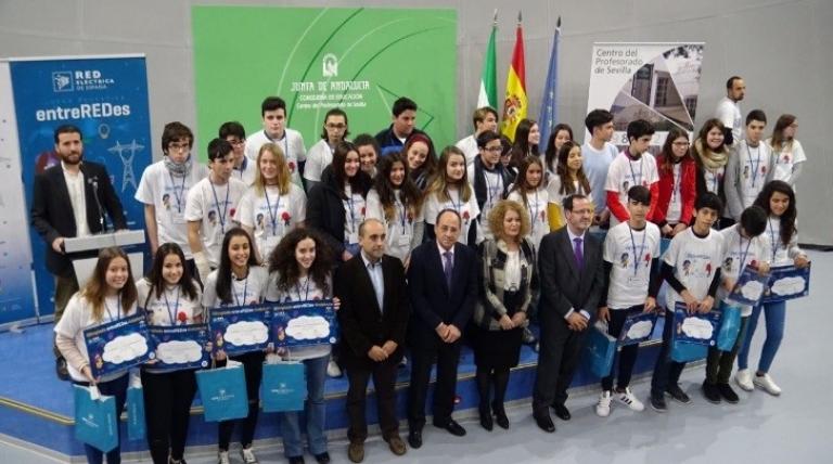 El director general de Innovación de la Junta de Andalucía; la concejala delegada de Educación y Participación Ciudadana del Ayuntamiento de Sevilla, y el delegado regional sur de Red Eléctrica entregaron los premios a los campeones de la Olimpiada entreREDes de Andalucía.