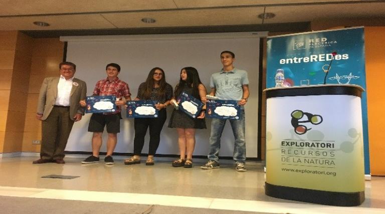 El delegado regional Nordeste de Red Eléctrica entrega los premios a los ganadores de la competición entreREDes en Berga (Barcelona), organizada en el Fórum de Jóvenes Talentos de Cataluña.