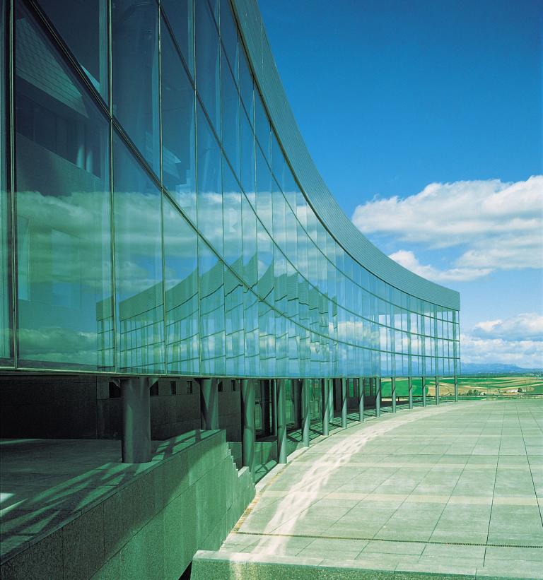 La sede social consta de cuatro edificios, tres de los cuales se construyeron en 1984 y el último en 1992.    Arquitectos: Estanislao Pérez Pita y Jerónimo Junquera.   El comité de selección y jurado de la III Bienal de Arquitectura Española 1993-94 incluyó este edificio en abril de 1995 entre las mejores 28 obras seleccionadas de un total de 426.   Dirección: Paseo del Conde de los Gaitanes, 177. Alcobendas (Madrid). 