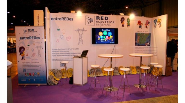 Exhibition stand for the EntreREDes game, presented at the 14th Science Fair in Seville. More than 450 students played the game. (May 2016)