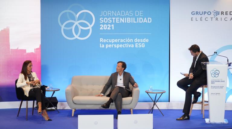 La presidenta de Red Eléctrica, Beatriz Corredor, junto al responsable de BlackRock en Iberia, Aitor Jáuregui, en un momento de la mesa 'Empresas con propósitos'.