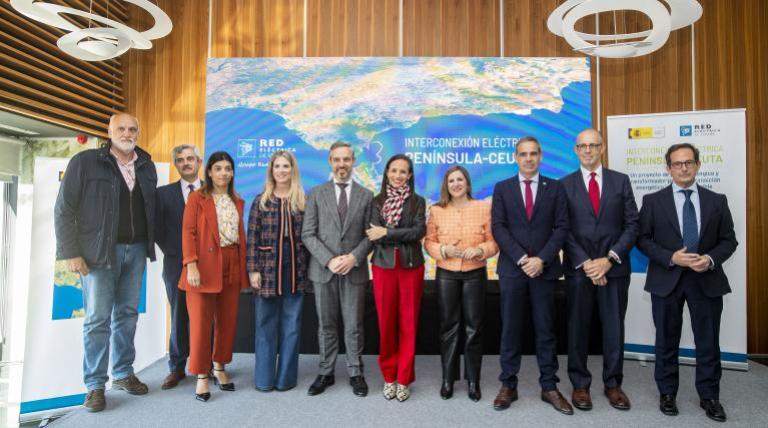 Foto de grupo visita Interconexión eléctrica Península-Ceuta Foto de grupo visita Interconexión eléctrica Península-Ceuta