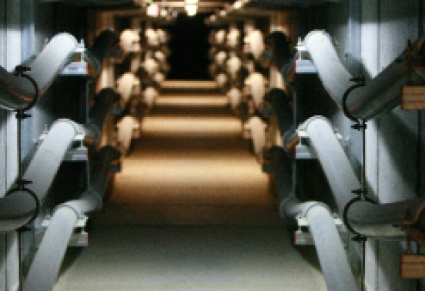 Pasillo de instalación subterránea 