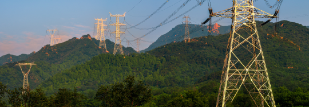 Tendido eléctrico en la montaña