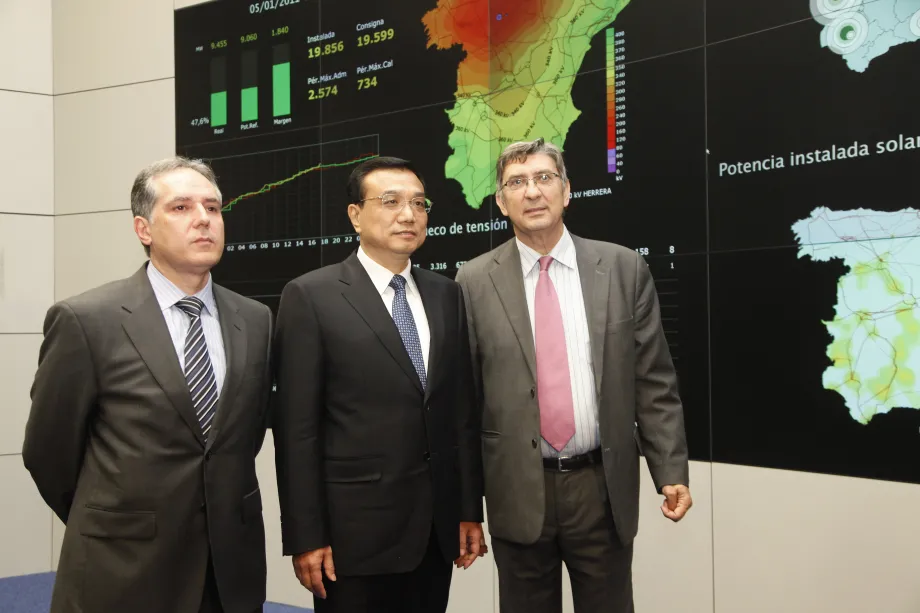 De izquierda a derecha, Miguel Duvison, director de Operación de Red Eléctrica; Li Keqiang, viceprimer ministro de China; y Alberto Carbajo, director general de Operación de Red Eléctrica