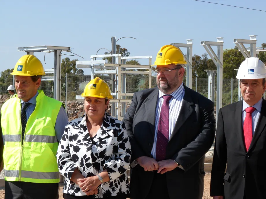 De izquierda a derecha: Ramón Granadino, director de Operación del Sistema en Baleares; Coloma Terrasa, alcaldesa de Alcúdia; Jaime Ochogavía, director general de Industria y Energía del Gobierno Balear, y Ernesto Bonnín, director de Distribución de Endesa Baleares