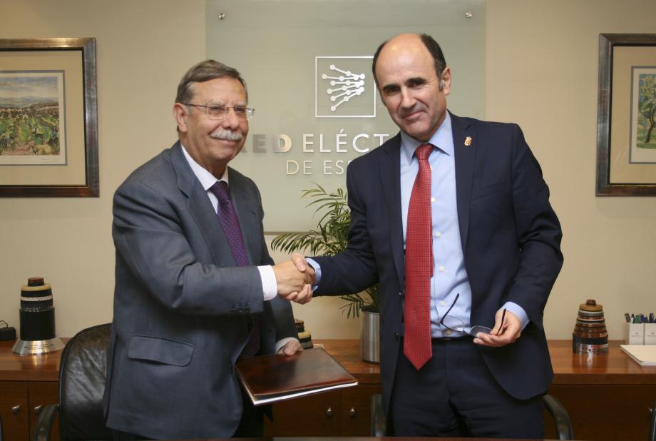 El presidente de Red Eléctrica, José Folgado, y el vicepresidente de Desarrollo Económico del Gobierno de Navarra y presidente de CENER, Manu Ayerdi, en un momento de la firma del convenio.