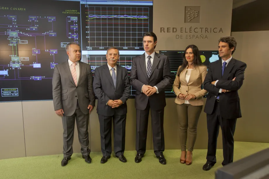 De izquierda a derecha: Andrés Seco, director general de Operación de Red Eléctrica; José Folgado, presidente de Red Eléctrica; José Manuel Soria, ministro de Industria, Energía y Turismo; María del Carmen Hernández Bento, Delegada del gobierno en Canarias; y Enrique Hernández Bento, subsecretario de Industrica, Energía y Turismo.