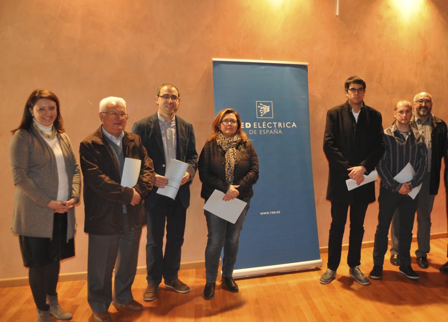 La delegada regional de Red Eléctrica en la Comunidad Valenciana, Maite Vela (primera por la izquierda), acompañada por los seis alcaldes tras la firma de los convenios.