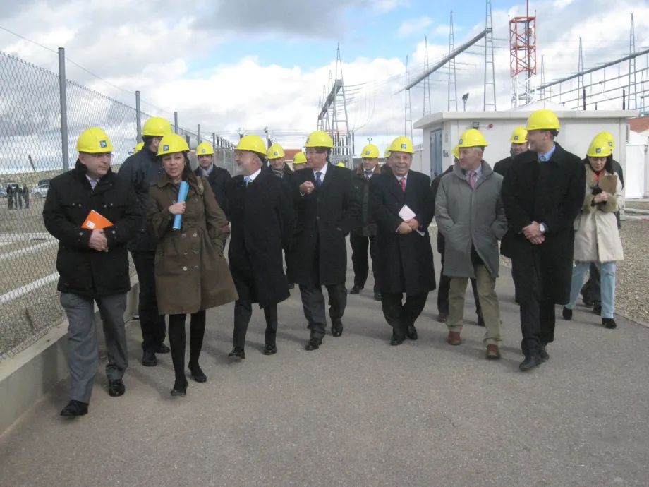 El subdelegado del Gobierno en Zaragoza, Ángel Val; el consejero de Industria de Aragón, Arturo Aliaga; y el presidente de Red Eléctrica, José Folgado, recorren la subestación de Fuendetodos durante la inauguración