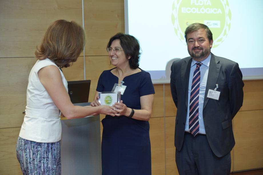 Los responsables de los departamentos de Mantenimiento de Líneas y de Medio Ambiente de Red Eléctrica, Elena Nogueroles y Roberto Arranz, reciben la acreditación Flota Ecológica"."