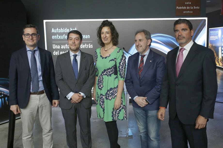 De izquierda a derecha, Jon Ruigómez, director del Museo Marítimo Ría de Bilbao; Francisco Ruiz, director corporativo adjunto al consejero delegado de Red Eléctrica de España; Lorea Bilbao, presidenta del Patronato del Museo Marítimo Ría de Bilbao y diputada foral de Euskera y Cultura de Vizcaya; Alfonso Gil, concejal delegado del Área de Movilidad y Sostenibilidad del Ayuntamiento de Bilbao, y Antonio González, delegado de Red Eléctrica en el País Vasco.
