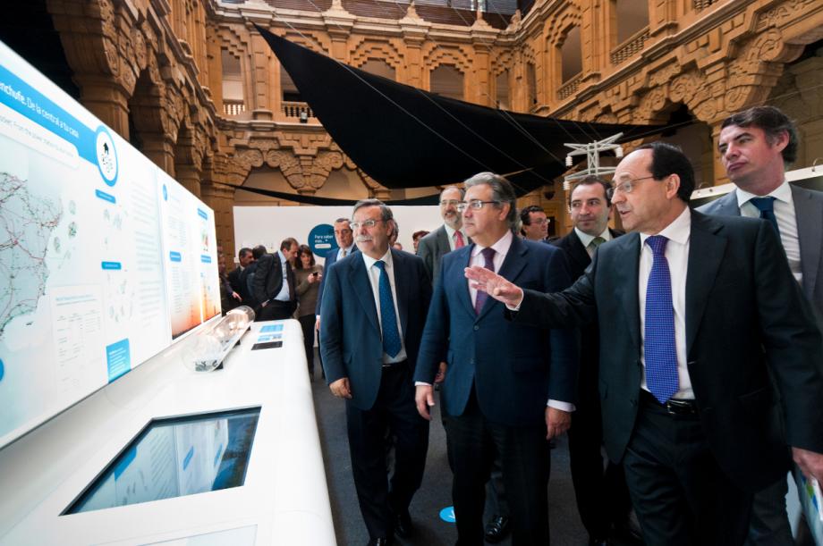 Inauguración de ExpoREE en Sevilla Autoridades ante el módulo de la red de transporte.