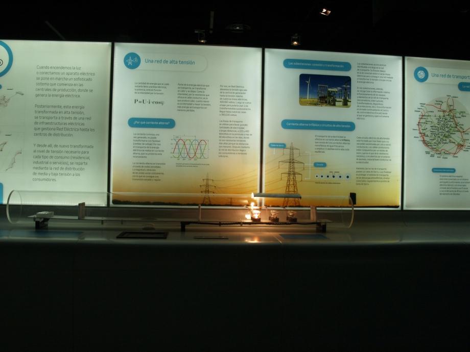Módulo informativo sobre el transporte en alta tensión.