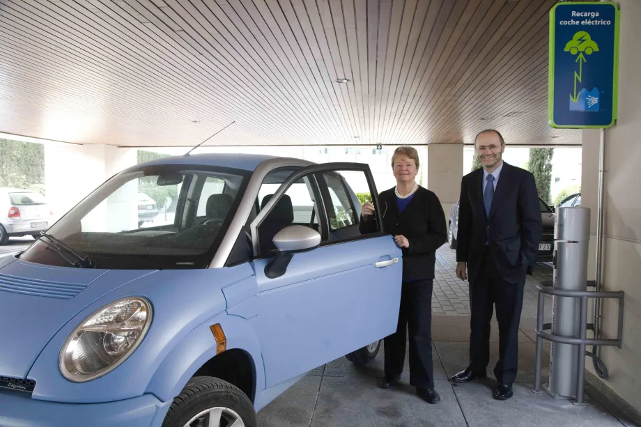 Gro Harlem Brundtland y Luis Atienza durante la visita a Red Eléctrica