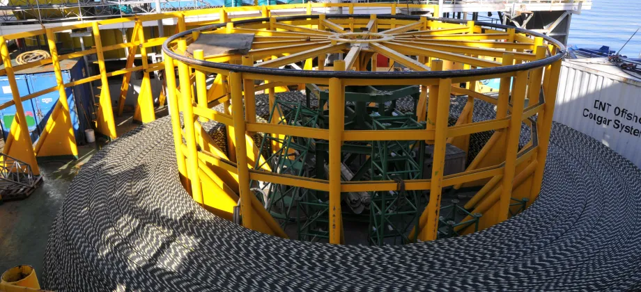 Cable submarino en la cubierta del Giulio Verne"."