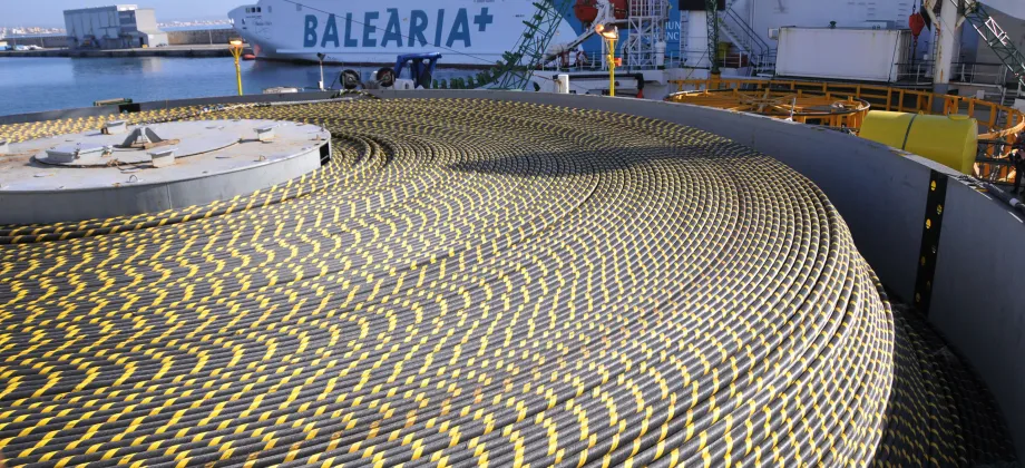 Detalle del cable submarino que enlazará la Península con Baleares.