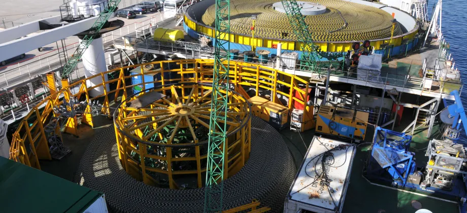Vista aérea del cable submarino en la cubierta del barco Giulio Verne"."