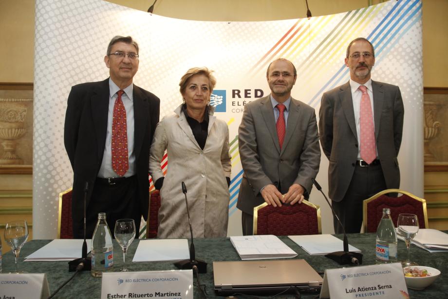 De izquierda a derecha Alberto Carbajo, director general de Operación, Esther Rituerto, directora general de Administración y Finanzas, Luis Atienza, presidente, y Carlos Collantes director general de Transportes momentos antes del inicio de la Junta General de Accionistas de Red Eléctrica