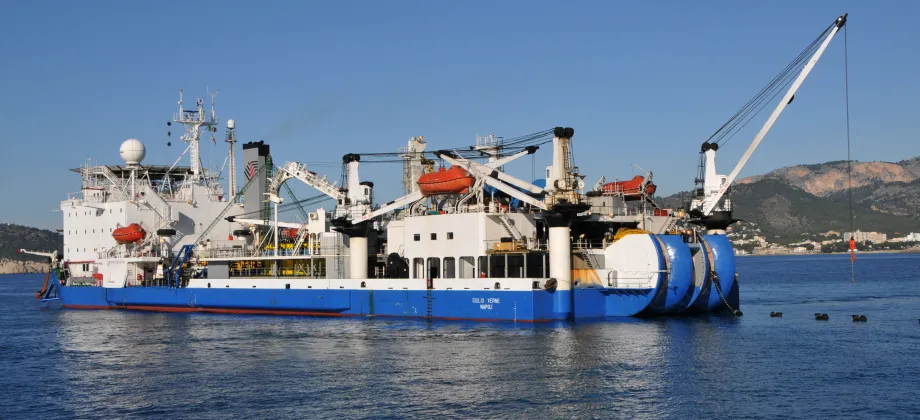 El barco Giulio Verne" iniciando el tendido del cable submarino."