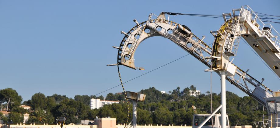Brazo articulado que conduce el cable submarino en la cubierta del Giulio Verne"."