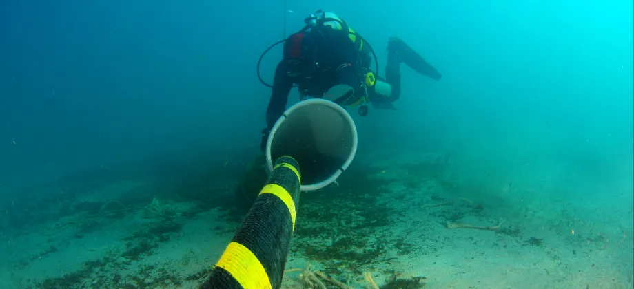 Entrada del cable en el tubo enterrado en el fondo marino que llega a la playa de Santa Ponsa.
