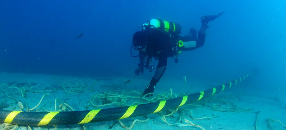 Trabajos submarinos para la salida del cable a tierra por la playa de Santa Ponsa.