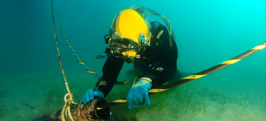 Colocación del cable en el fondo marino para su salida a tierra.
