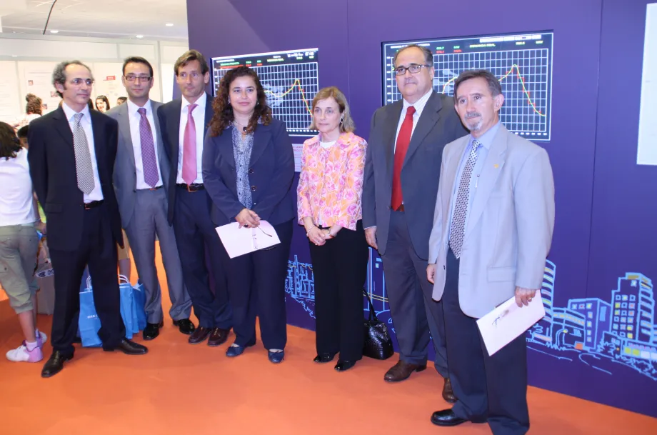 El director de REE en Baleares, Ramon Granadino (tercero por la izquierda) junto a la consejera de Innovación, Interior y Justicia de las Islas Baleares, Pilar Costa (cuarta por la iazquierda) en la inauguración del 'stand'.