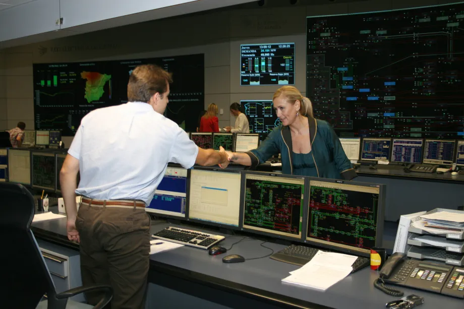La delegada del Gobierno en Madrid, Cristina Cifuentes, en un momento de la visita al Centro de Control Eléctrico Nacional (Cecoel) en la sede de Red Eléctrica de España
