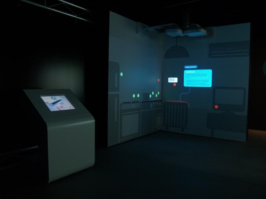 Instalación interactiva con consejos de ahorro en el hogar.