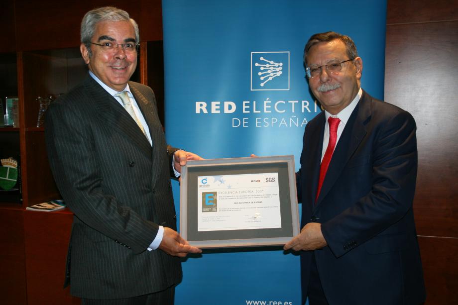 El presidente de Red Eléctrica, José Folgado (a la derecha) recibe el certificado correspondiente al Sello de Excelencia Europea EFQM 500+, del secretario general del Club Excelencia en Gestión, Ignacio Babé.