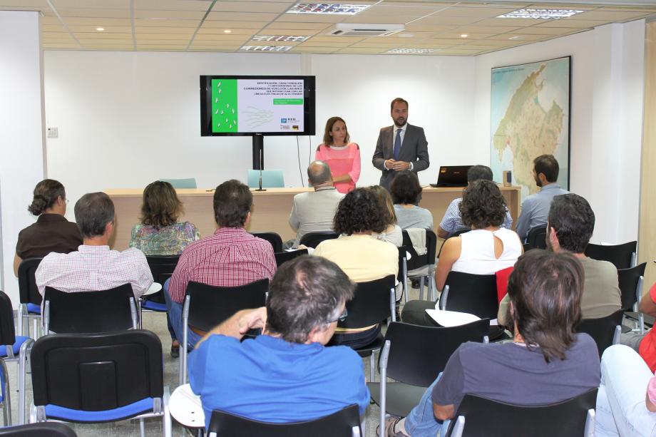 The Director General for the Environment, Environmental Education and Climate Change, Neus Lliteras, and Red Eléctrica’s Regional Delegate in the Balearic Islands, Eduardo Maynau, during the presentation of the ‘Mapping of bird flight paths’ project.