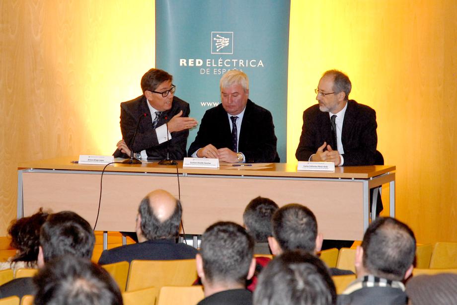 De izquierda a derecha, el consejero de Industria e Innovación del Gobierno de Aragón, Arturo Aliaga; el delegado del gobierno en la comunidad autónoma, Gustavo Alcalde, y el director general de Transporte de Red Eléctrica de España, Carlos Collantes, durante el acto de la firma del convenio.