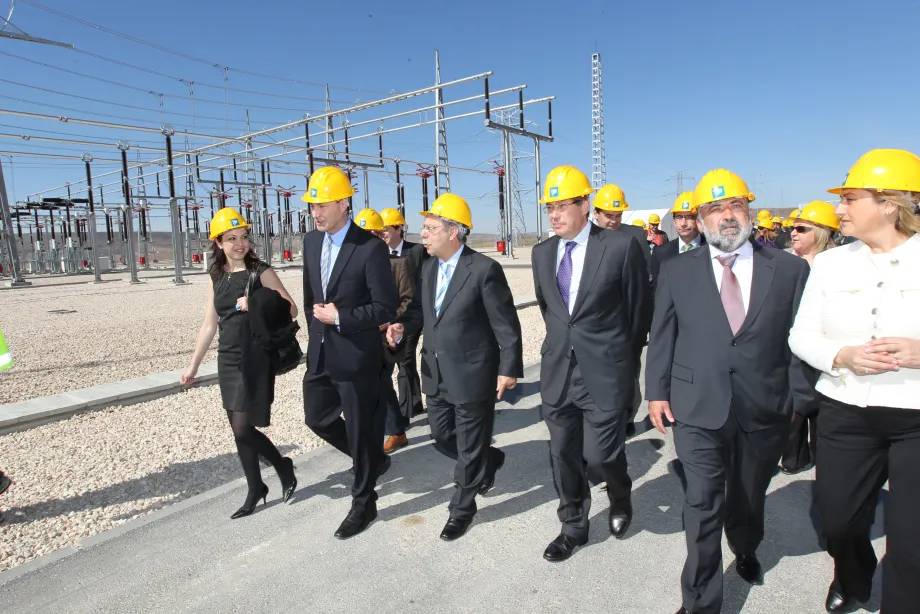 El presidente de Red Eléctrica, José Folgado, y el consejero de Industria e Innovación de Aragón, Arturo Aliaga, recorren la subestación de Mezquita durante la inauguración