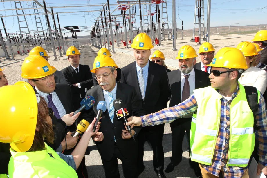 El presidente de Red Eléctrica, José Folgado, atiende a los medios en la subestación de Mezquita