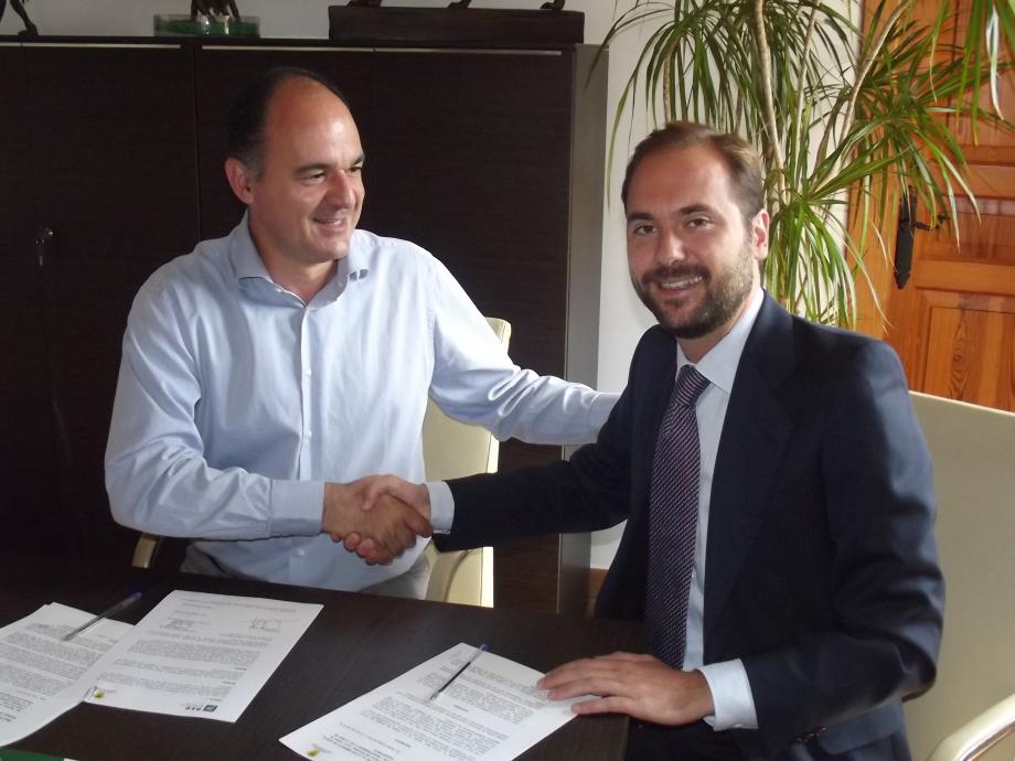 De izquierda a derecha, el alcalde de Santa Eulària des Riu, Vicente Marí, y el delegado regional de Red Eléctrica en Baleares, Eduardo Maynau, durante la firma del convenio de colaboración.