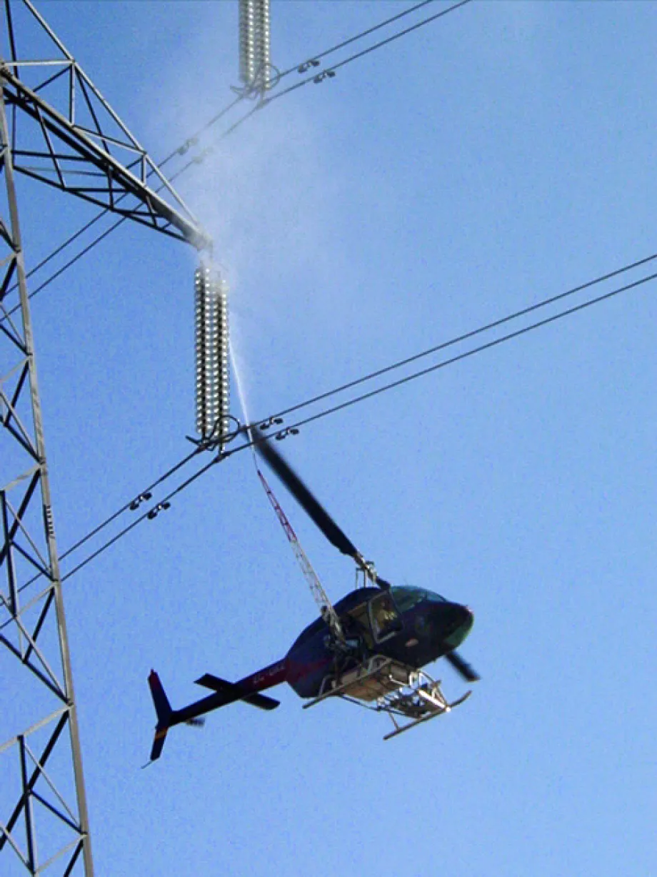 Trabajos de lavado de aisladores en helicóptero.