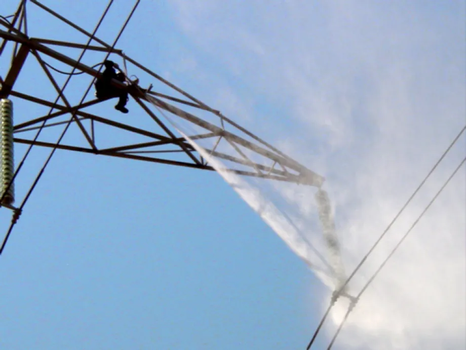 Trabajos de lavado de aisladores con camión.