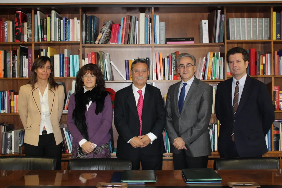 José Folgado y Ana Cuevas con los representantes de la Universidad Autónoma de Madrid tras la firma del convenio.