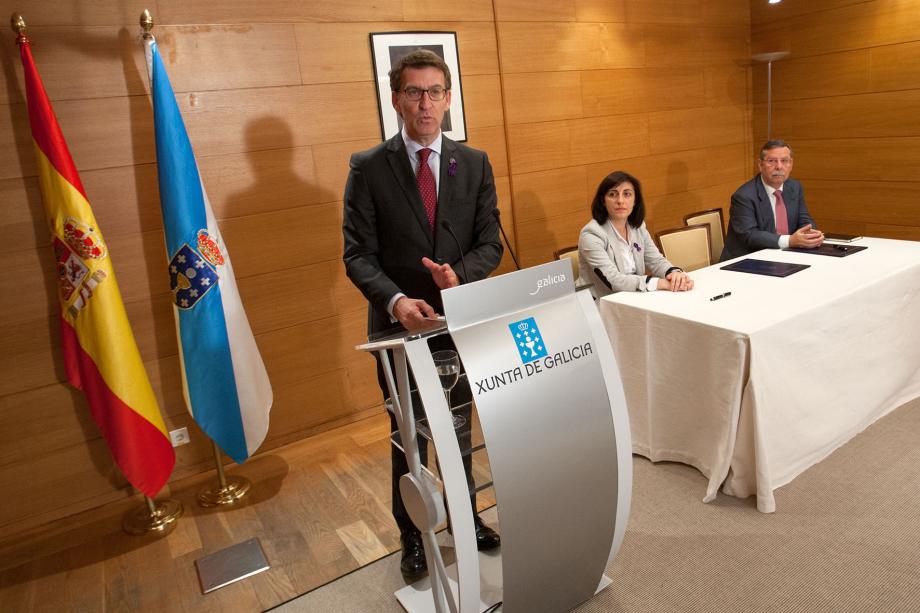 The President of the Xunta de Galicia, Alberto Núñez Feijóo, the Regional Minister for Rural Affairs, Ángeles Vázquez, and the Executive Chairman of Red Eléctrica de España, José Folgado, during the signing of the collaboration agreement.