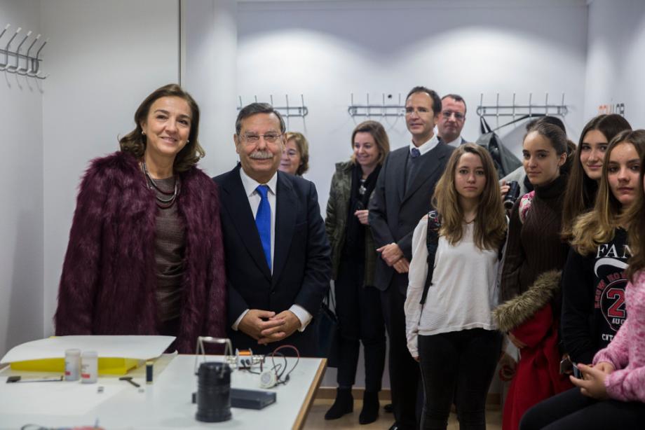 Tras el encuentro con la prensa, la Secretaria de Estado de I+D+i, el Presidente Ejecutivo de Red Eléctrica de España y el resto de autoridades visitaron por dentro el camión y vieron el funcionamiento de los talleres con grupos escolares.
