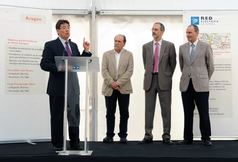 De izquierda a derecha Arturo Aliaga, consejero de Industria, Comercio y Turismo de Aragón, Luis Gil, alcade de Muel,  Carlos Collantes director general de Transporte de Red Eléctrica de España y José Ignacio Lallana, delegado de Red Eléctrica en Aragón